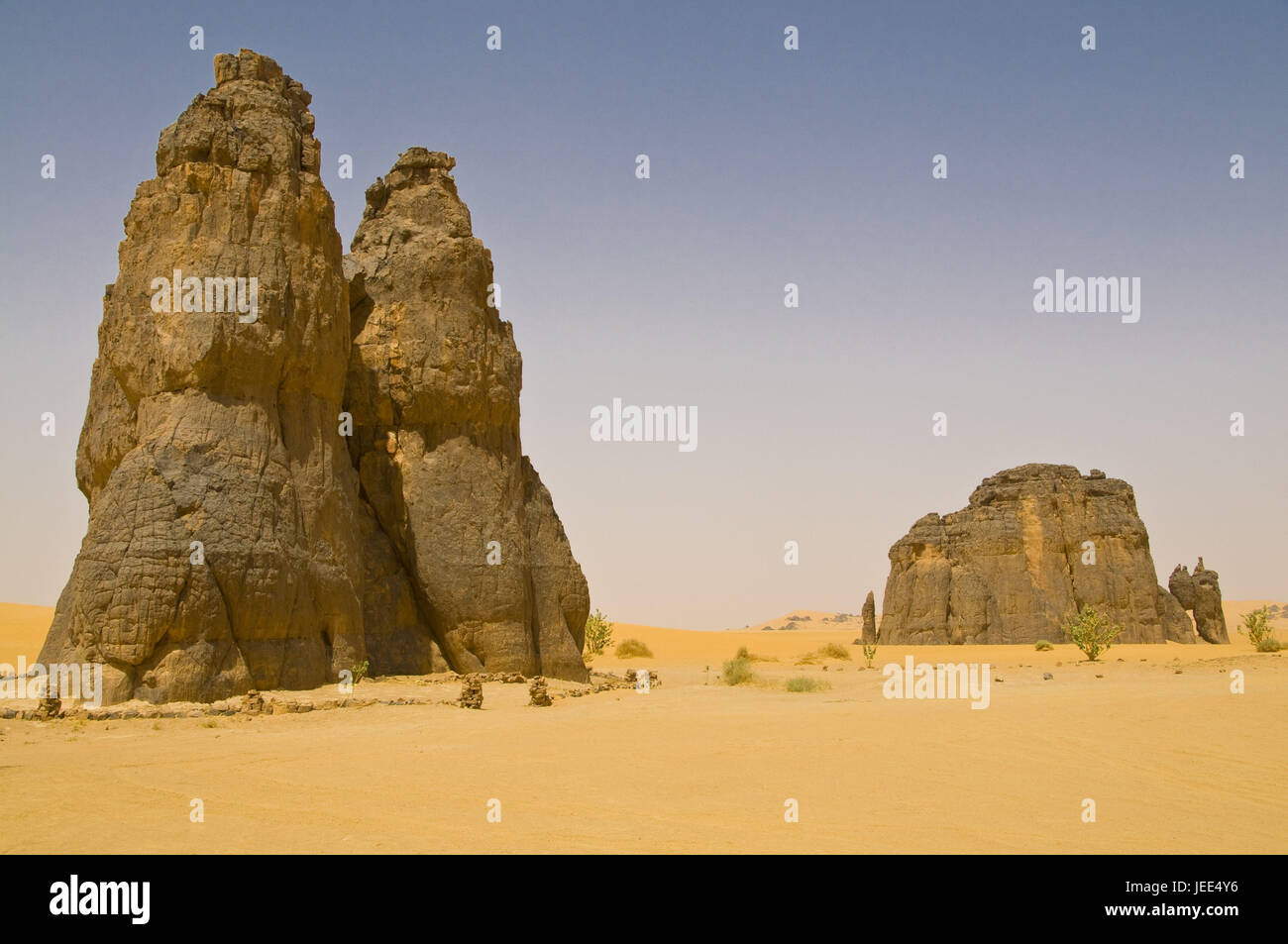 Felsen im Sand der Wüste Sahara, La Vache Qui Pleure, Algerien, Afrika, Stockfoto