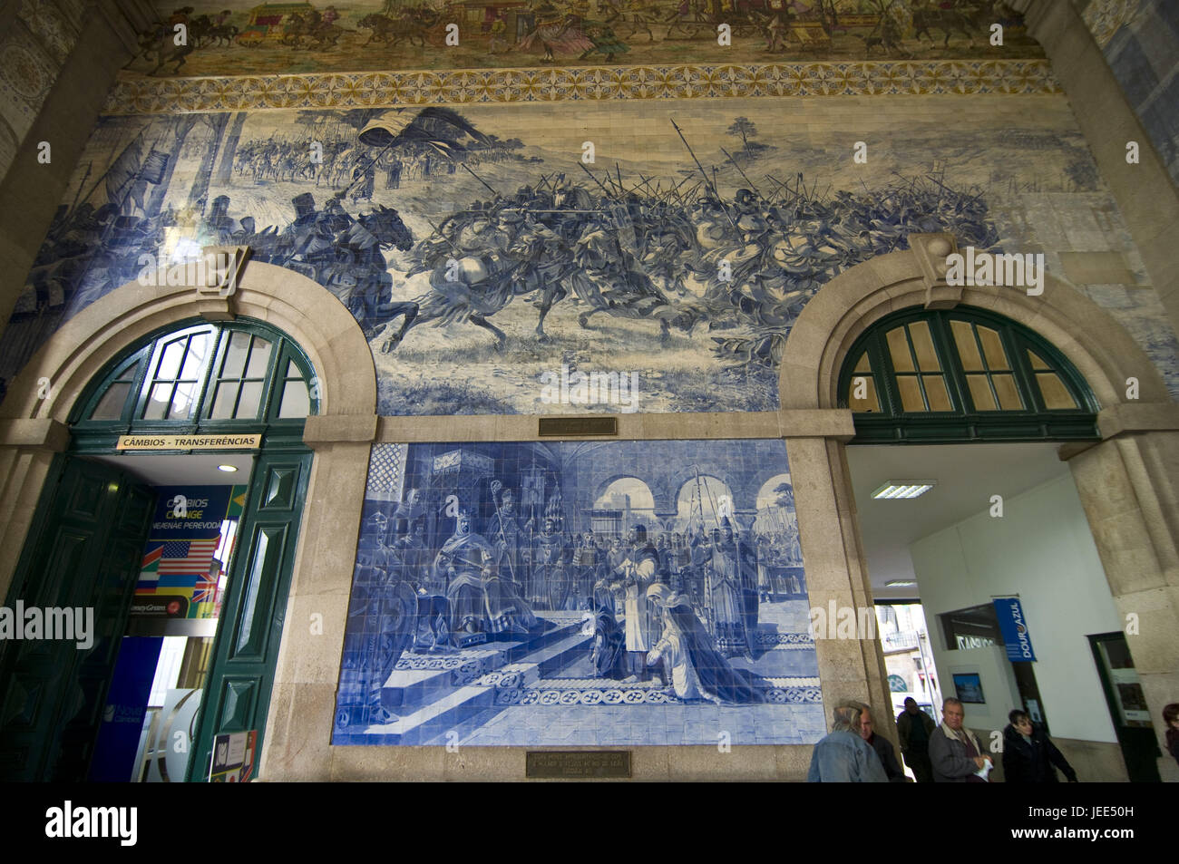Azulejos, Geschichte auf Fliesen gemalt im Bahnhof Sao Bento, Porto, Portugal, Stockfoto