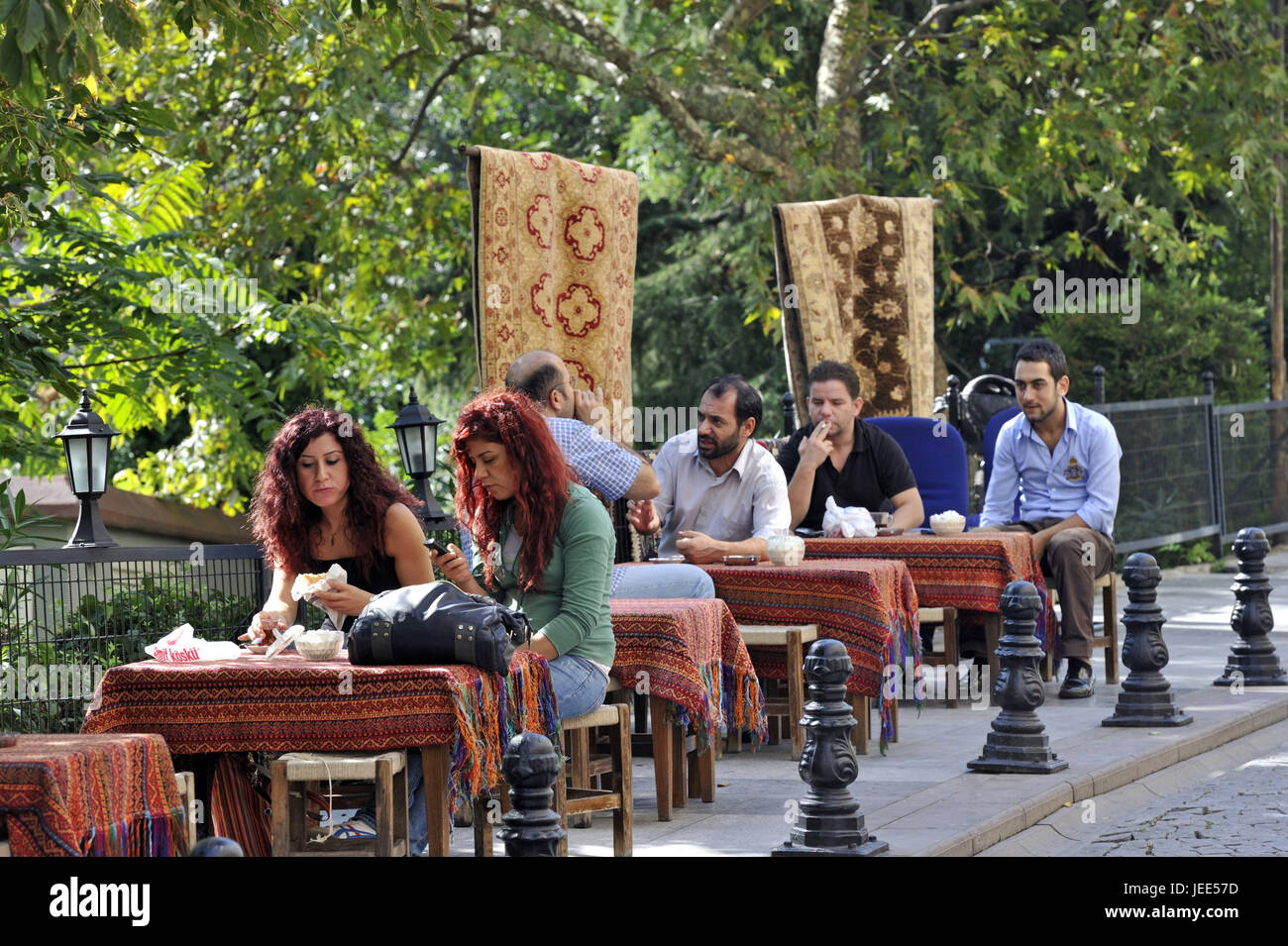 Türkei, Istanbul, Teil von Stadt von Sultanahmet, Person in Straßencafés, Stockfoto