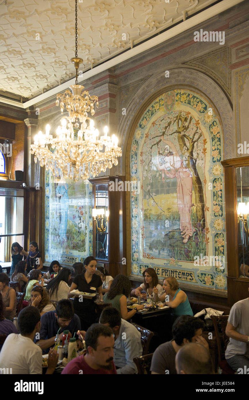 Türkei, Istanbul, Beyoglu, Teil von Stadt von Taksim, Gäste im Café Markiz, Stockfoto