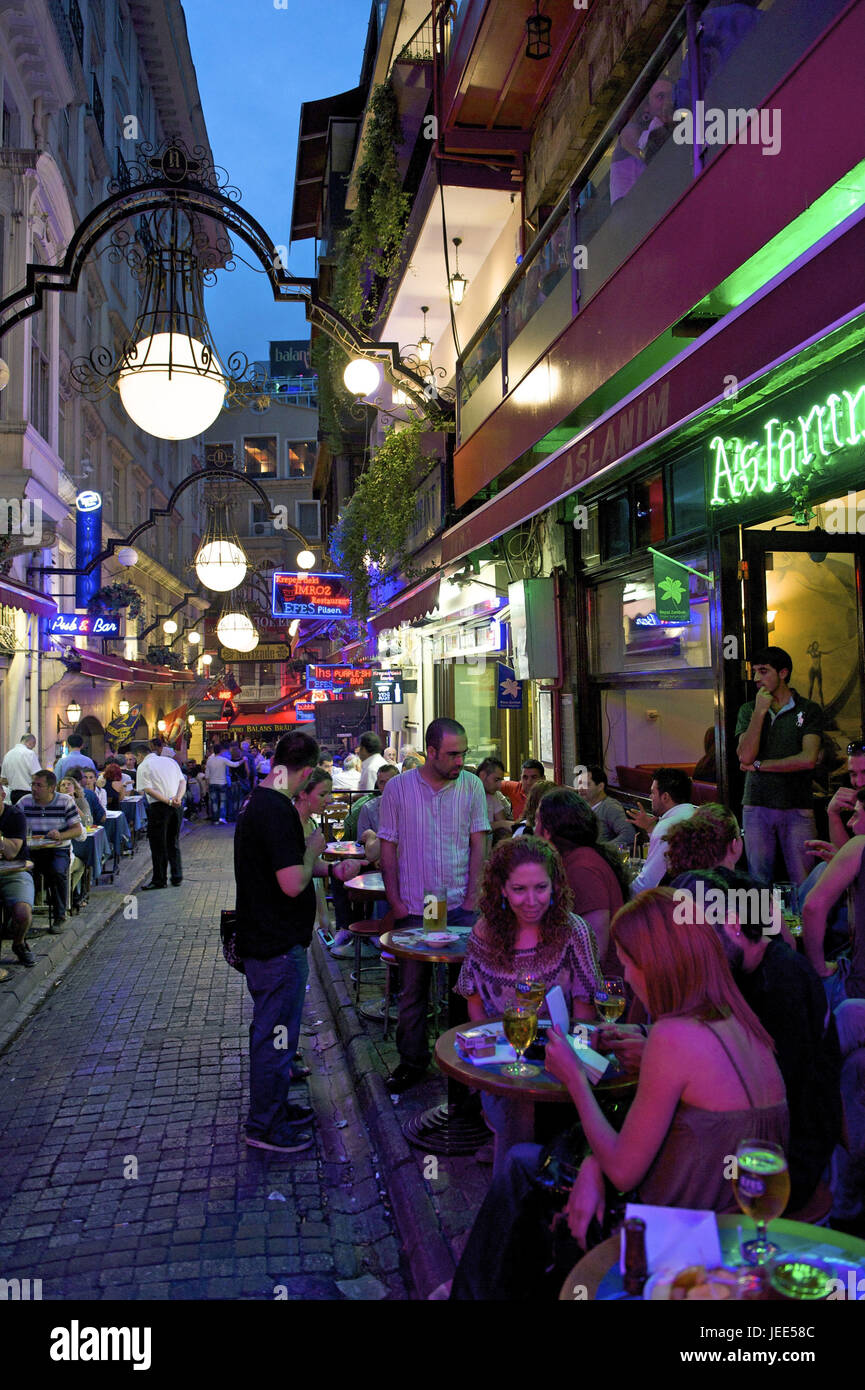 Türkei, Istanbul, Beyoglu, Teil von Stadt von Taksim, Nevizade Straße, Café und Restaurant, Stockfoto