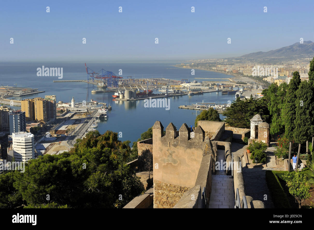 Spanien, Malaga, Schloss erdet Castillo de Gibralfaro mit Blick auf den Hafen, Stockfoto