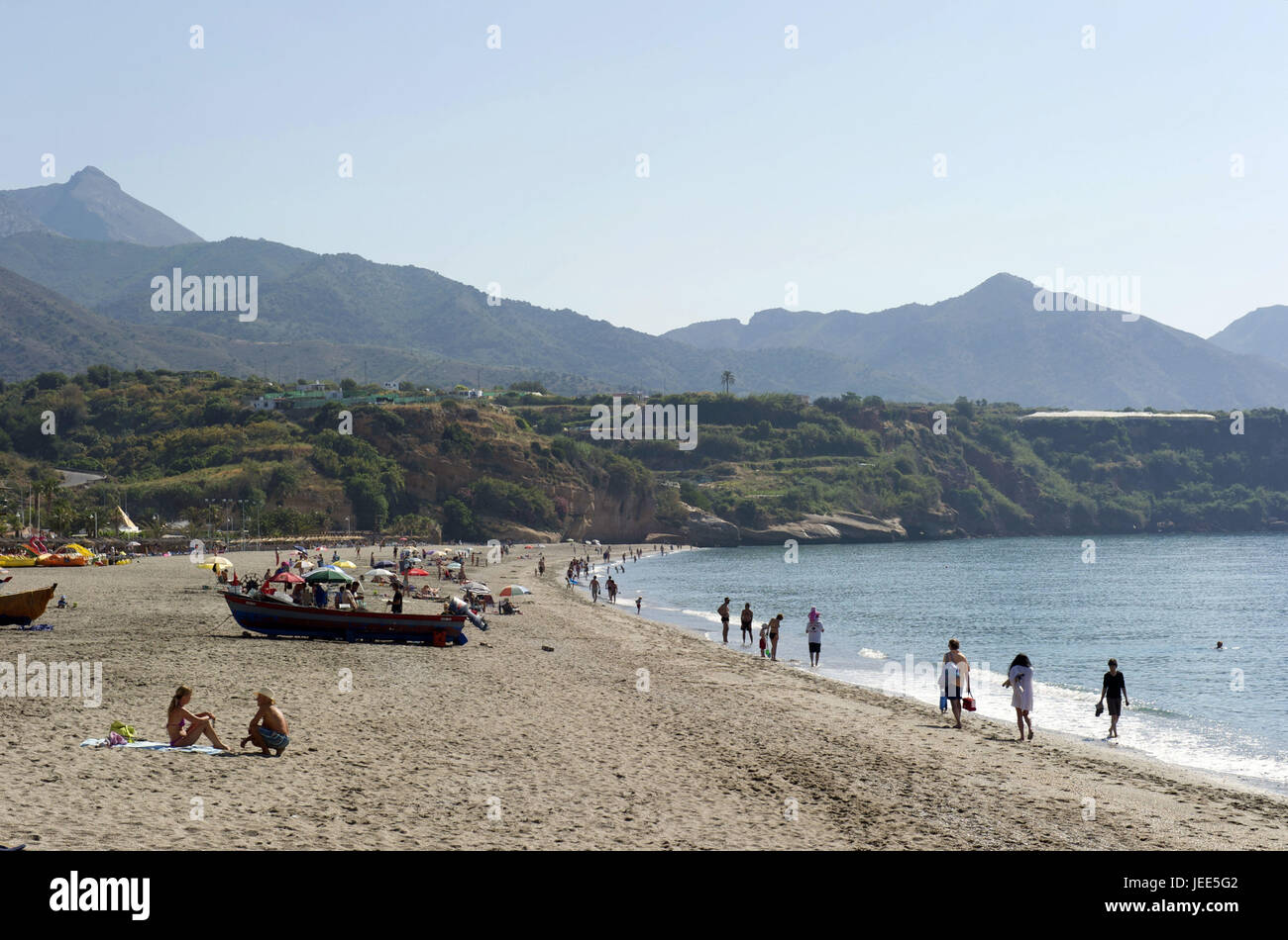 Spanien, Andalusien, Costa Del Sol, Nerja, Urlauber am Strand, Stockfoto