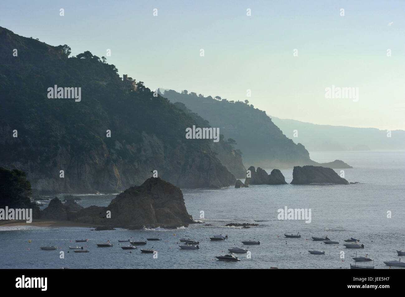 Spanien, Katalonien, Costa Brava, Tossa de Mar, Stiefel vor der Küste von Galle, Stockfoto