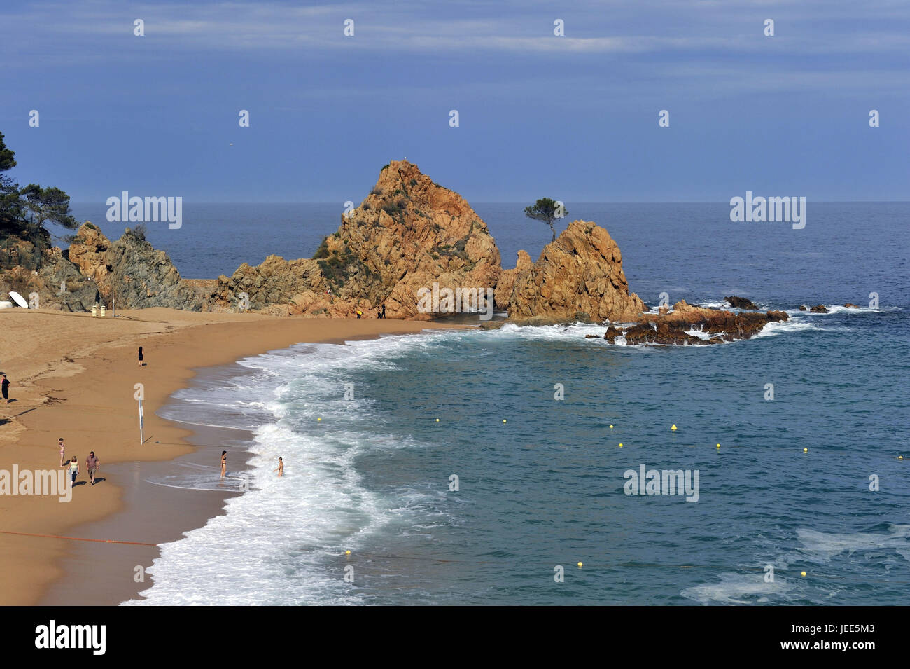 Spanien, Katalonien, Costa Brava, Surfen am Strand von Tossa de Mar, Stockfoto