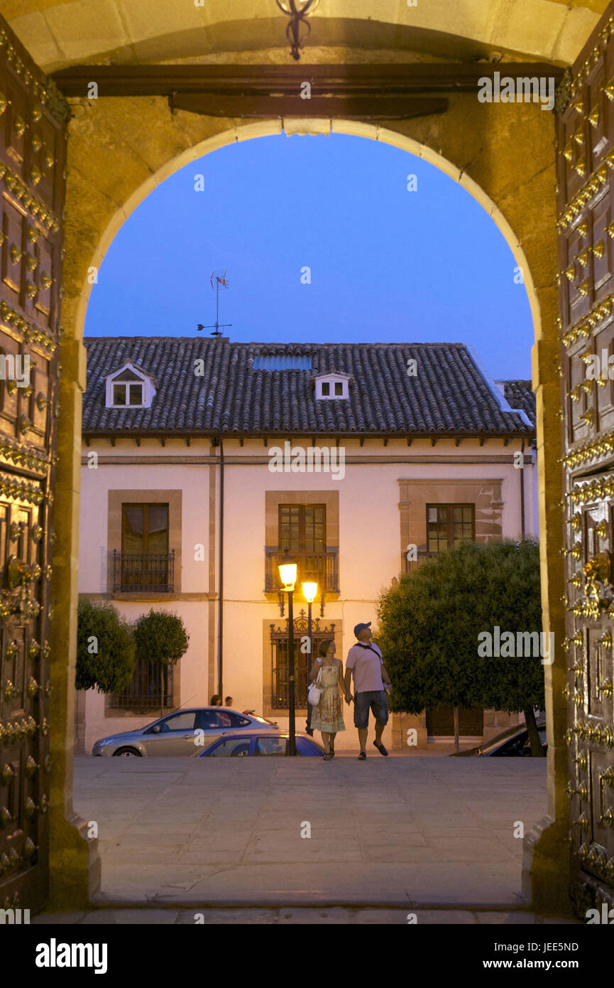 Spanien, Andalusien, Ubeda, Krankenhaus de Santiago, Kulturzentrum, Ziel in der Nacht, zwei Personen, Stockfoto