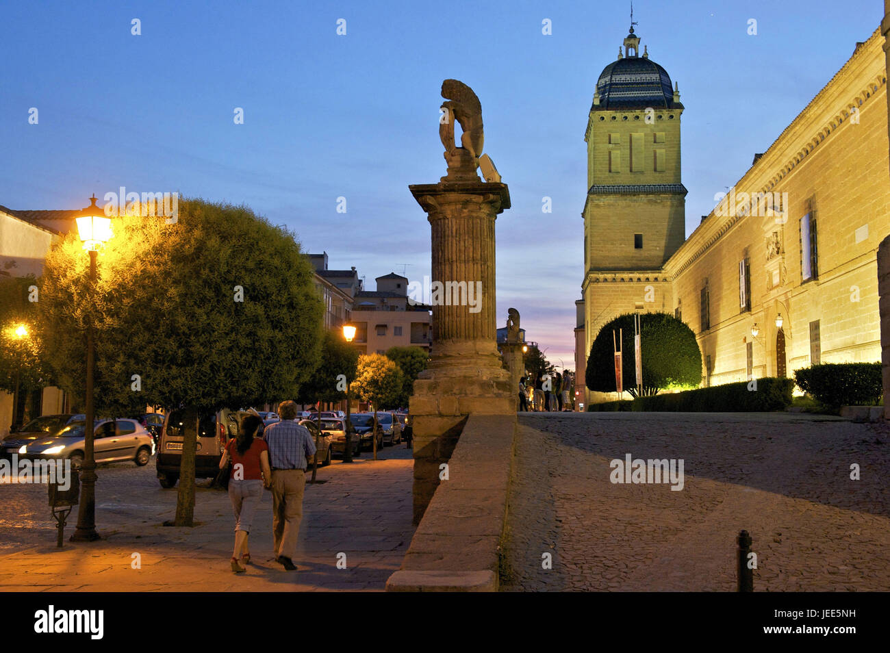 Spanien, Andalusien, Ubeda, Krankenhaus de Santiago, Kulturzentrum in der Nacht, Kinderwagen, Stockfoto