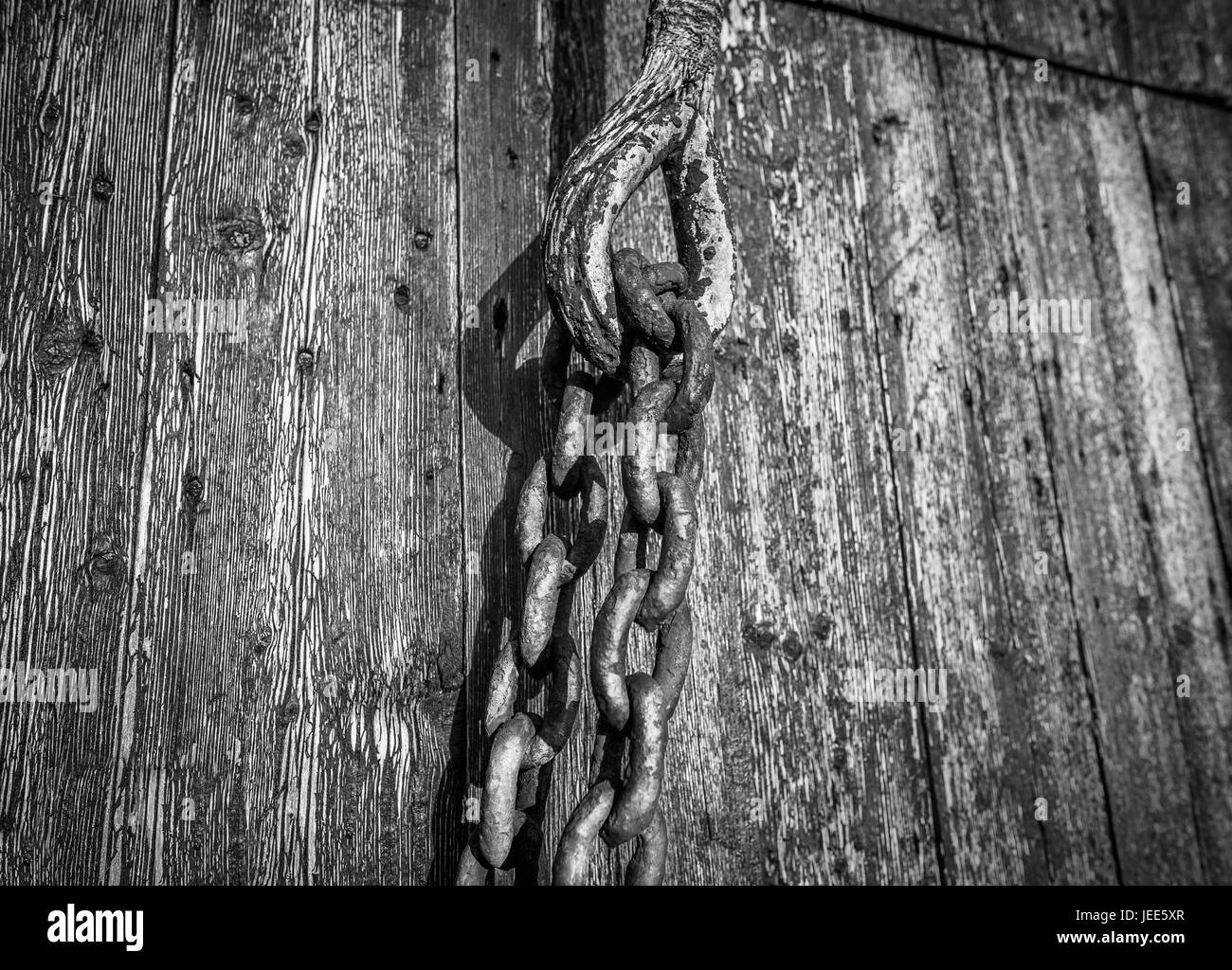 Kabel für Industrieanwendungen und die Kette gegen eine Holz- Hintergrund. Stockfoto