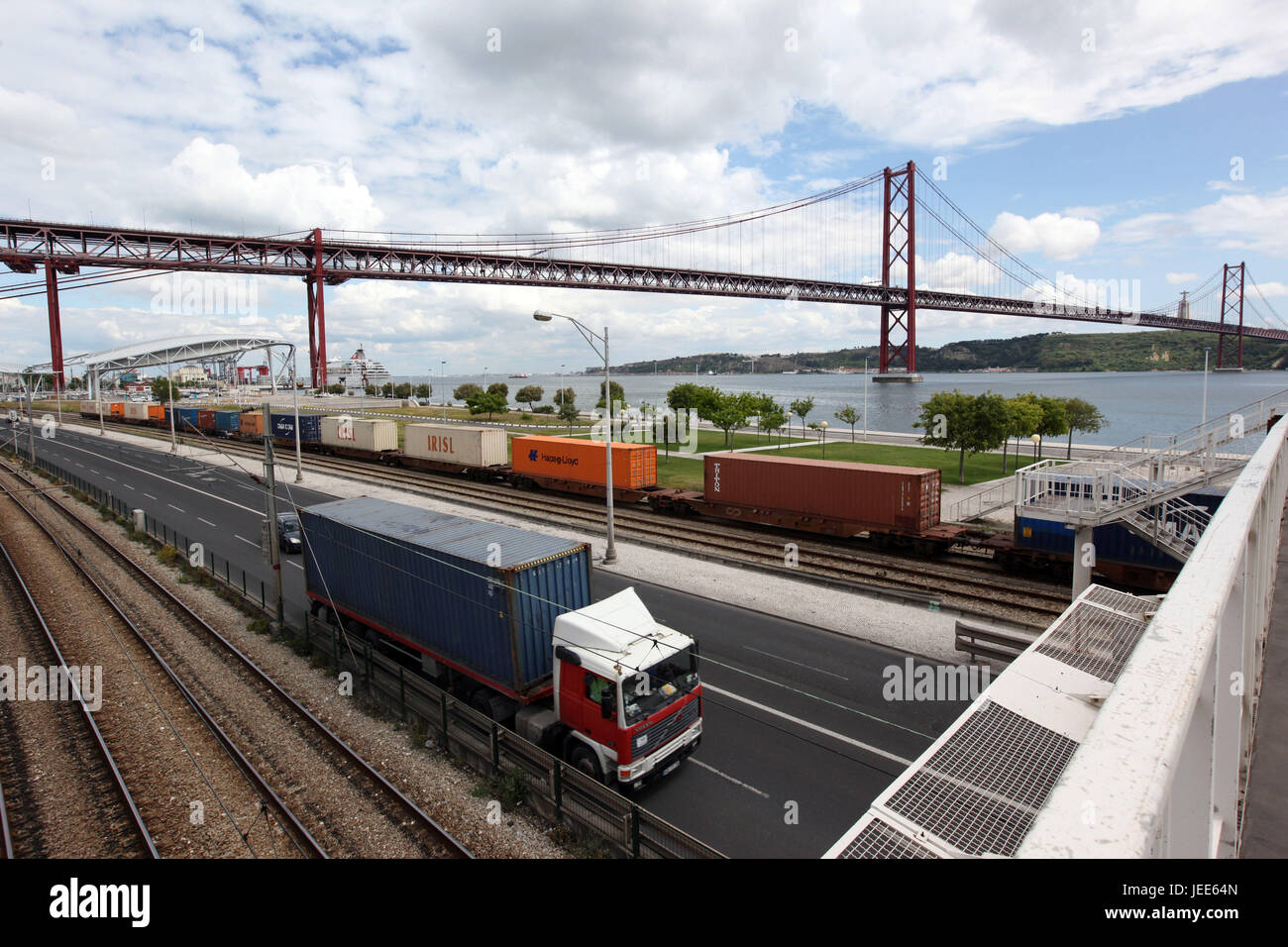 Portugal, Lissabon, Belem, Tejo, Brücke "Ponte 25 de Abril", Hafen, Straße, Eisenbahn, Wirtschaft, Export, Import, Stockfoto