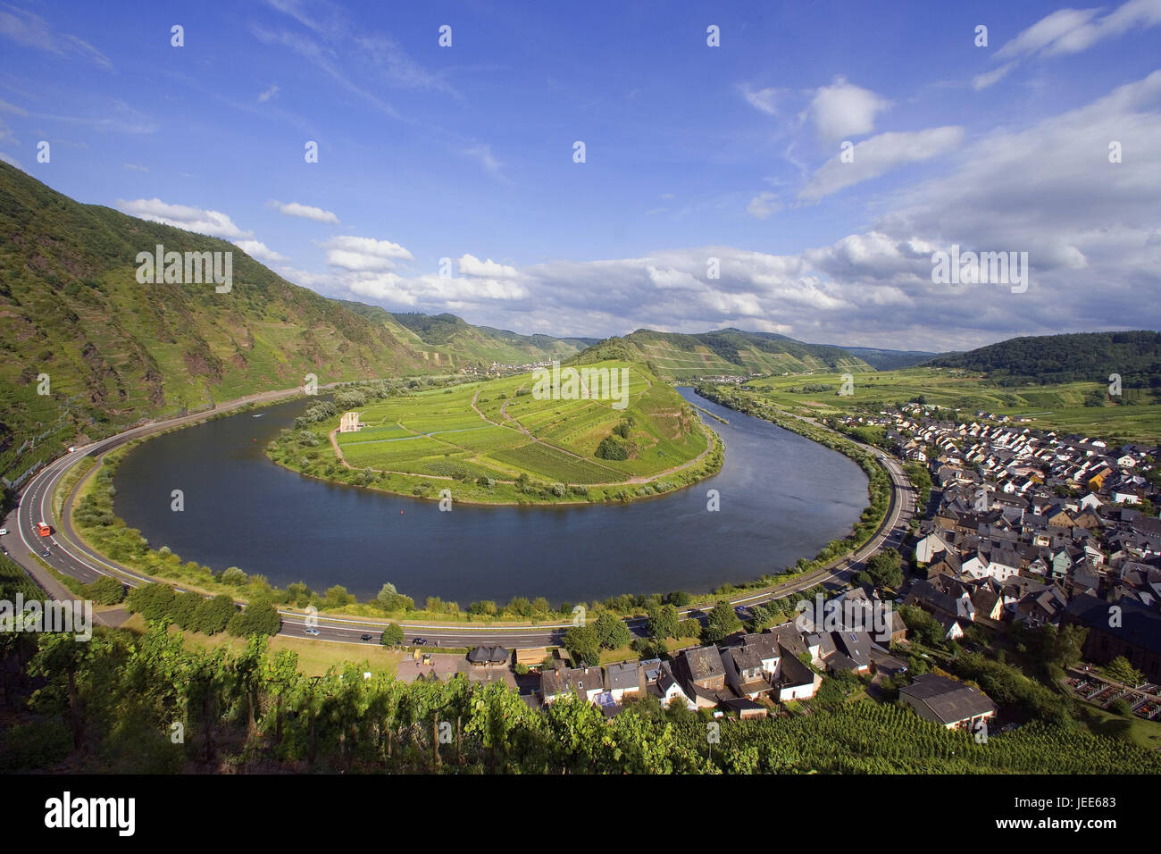 Deutschland, Rheinland-Pfalz, Bremm, lokale Übersicht der Mosel, Moselschleife, Moseltal, Ort, Häuser, Wohnhäuser, Fluss-Schleife, Fluss, Weinbaugebiet, Weinbau, Weinbaugebiet, Weinberge, Reiseziel, Tourismus, Straße, Himmel, Wolken, Stockfoto