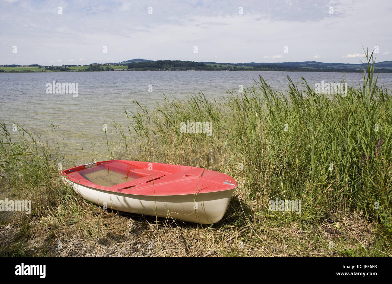 Österreich, Salzburg, Wels See, Ruder Boot am Ufer, Stockfoto