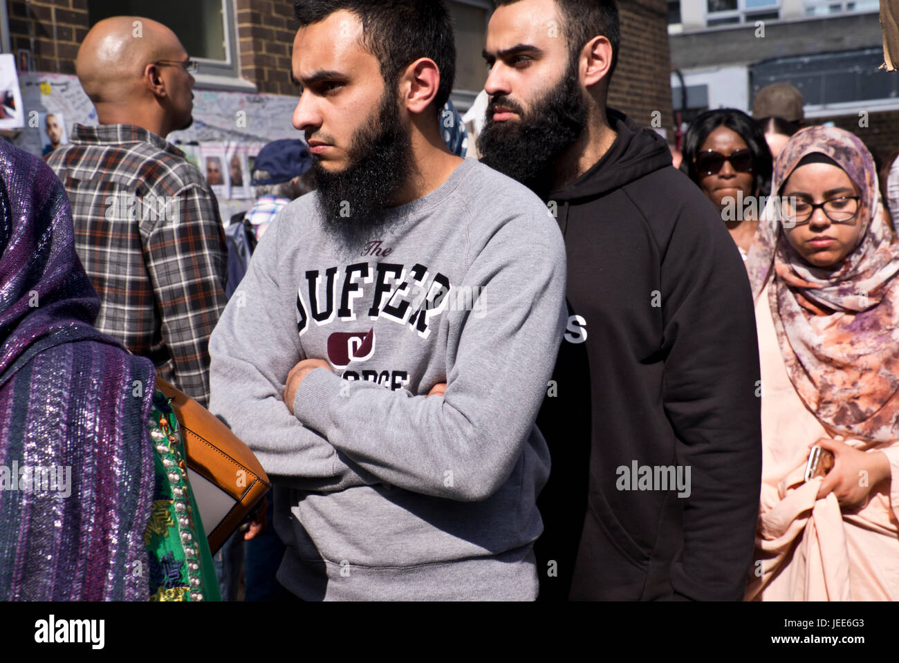 Die Familie und Freunde die fehlenden und tot in das Feuer, das der 24-geschossige Grenfell Tower in North Kensington, London am 14. Juni 2017 zerstört.  Der Tod offiziell bei 75-Maut aber wird ohne Zweifel auf drei Zahlen steigen. Stockfoto