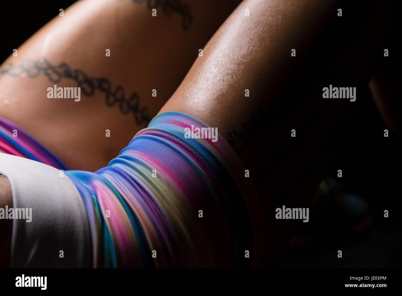 Nahaufnahme der Schenkel und Hüften eine athletische junge Asiatin mit tattoos Stockfoto