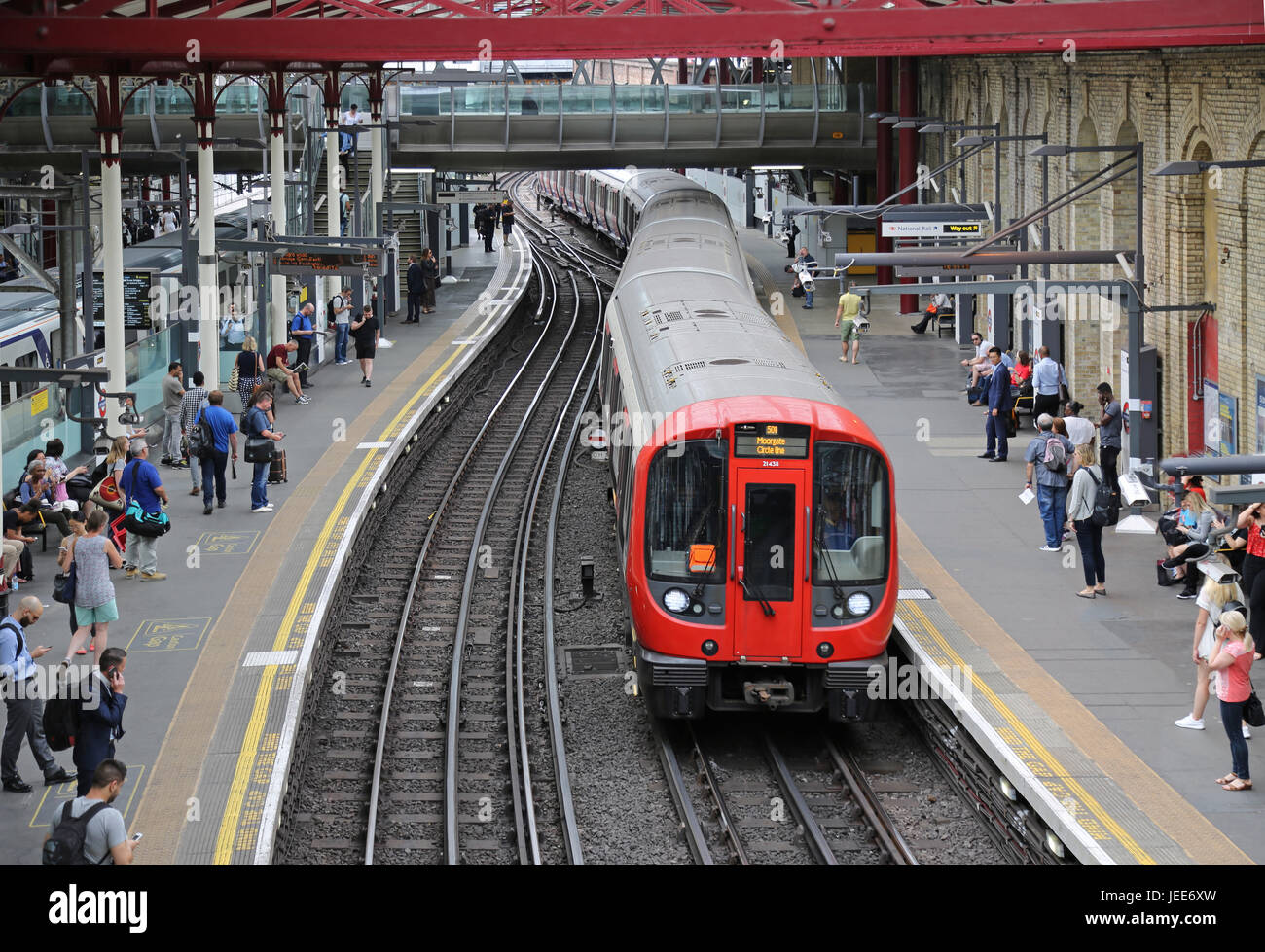 Grobe Sicht auf London Underground Plattformen 1 & 2 Farringdon Station. Zeigt ein neues Circle Line-Zug ankommen und Passagiere warten Stockfoto