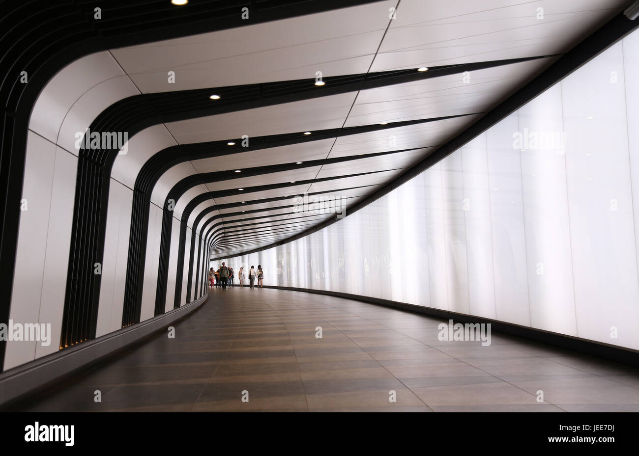 Neue Pkw-Tunnel zwischen Kings Cross u-Bahnstation, die neue St Pancras Square Office-Entwicklung. Heimat von Googles neue London HQ. Stockfoto