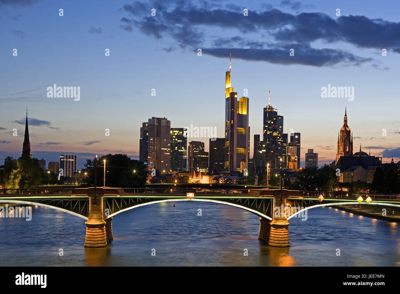 Deutschland, Hessen, Frankfurt am Main, Blick auf die Stadt, Main, Brücke, Beleuchtung, Dämmerung, Metropole, Stadt, Häuser, Hochhäuser, Bürogebäude, Büro-Hochhäuser, Fluss, Mainbrücke, Reiseziel, Tourismus, Finanzmetropole, schöne Wolken, Abend, tuning, Stockfoto