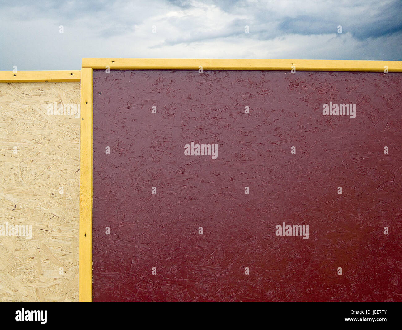 Holzwände, Farben, anders, detail, draußen, Holzarbeiten, Wände, Splitter Holz, Spanplatten, Spanplatten, Grenzen, gelb, Beige, rot, dunkelrot, Himmel, Cloudies, Abgrenzung, Begrenzung, Stockfoto