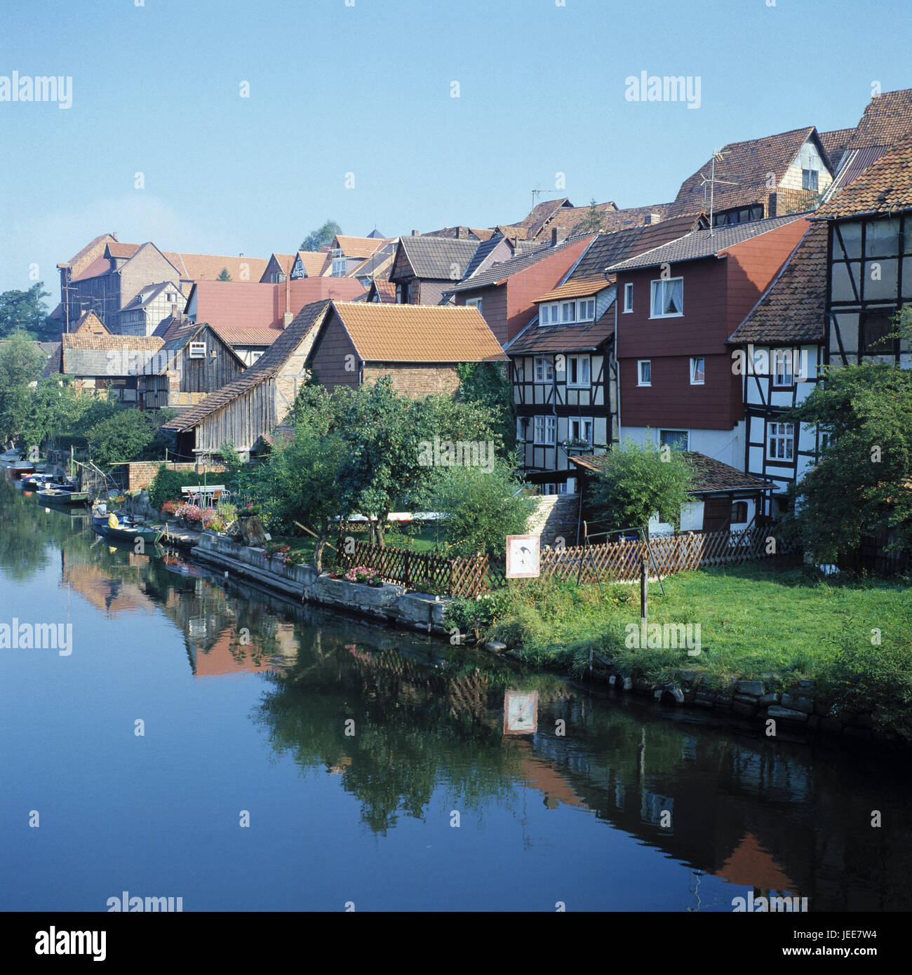 Deutschland, Hessen, Bad Sooden-Allendorf, Werra, Wohnhäuser, Werra-Meißner-Kreis, Werratal, Kurort, Fluss, Fachwerk Häuser, Häuser, Bäume, Spiegelung, Werrapromenade, Boote, menschenleer, Tourismus, Stockfoto