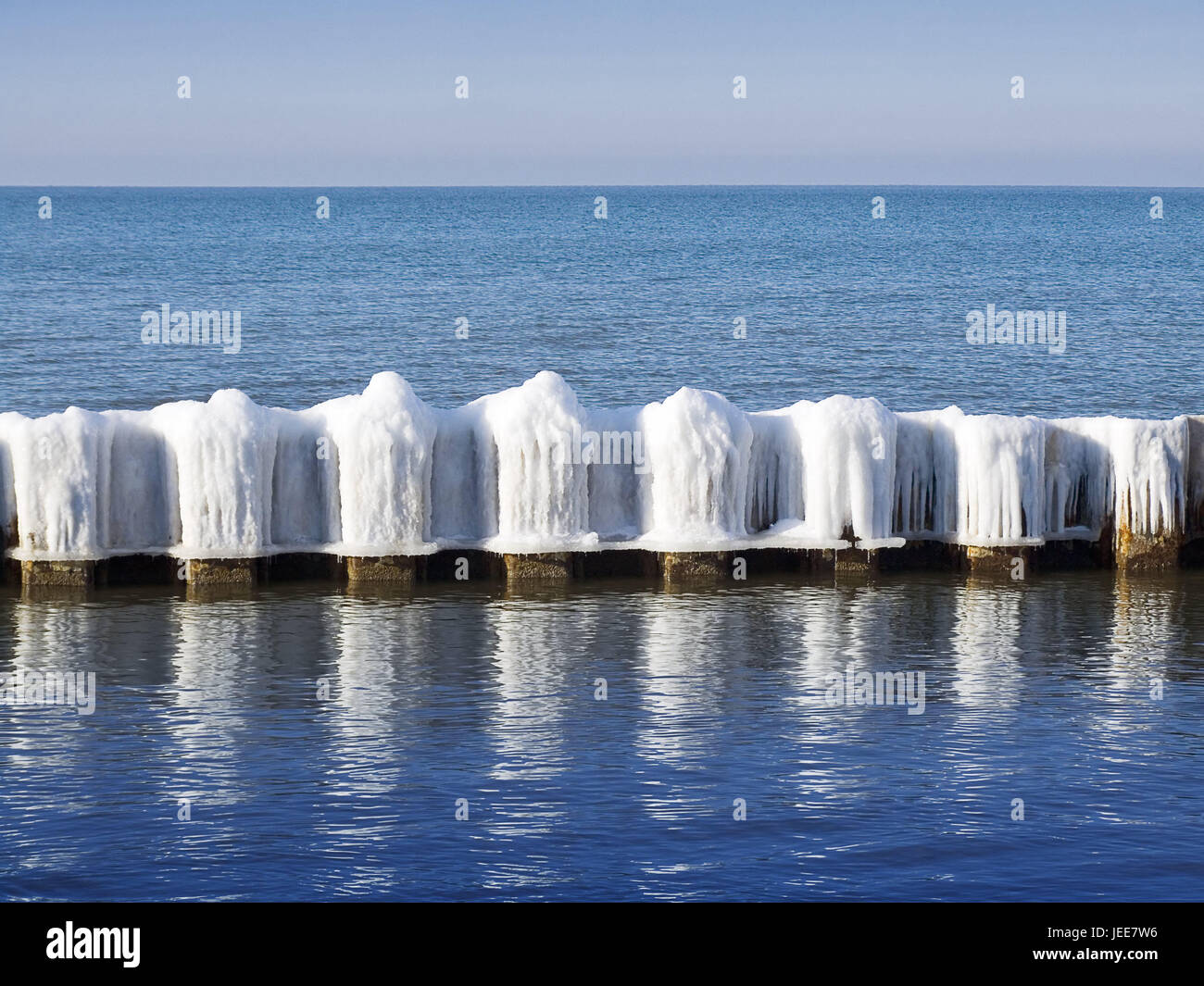 Litauen, Smiltyne, Meer, Metallpfosten, Eis, Europa, Baltikum, Wasser, Post, Metall, iceboundly, zufriert, Saison, Winter, Kälte, Sicht, Breite, Abstand, Himmel, klar, Horizont, blau, verlassenen, coastal Defence Stockfoto