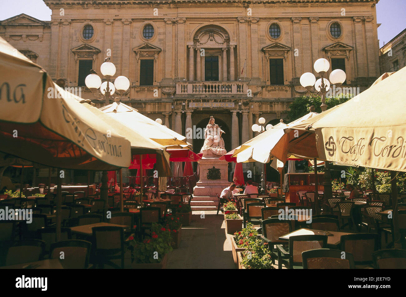 Insel Malta, Halbinsel Sciberras, Valletta, Malta bundesweit Bibliothek, Straßencafé, maltesischen Inseln, Insel im Mittelmeer, Küste, Hauptstadt, Stadt, Blick auf die Stadt, Platz der Republik, Kultur, Struktur historisch, Architektur, Bibliothek, Bibliothek, Denkmal, Restaurant, Straße Restaurant, Sonnenschirme, außerhalb, Stockfoto