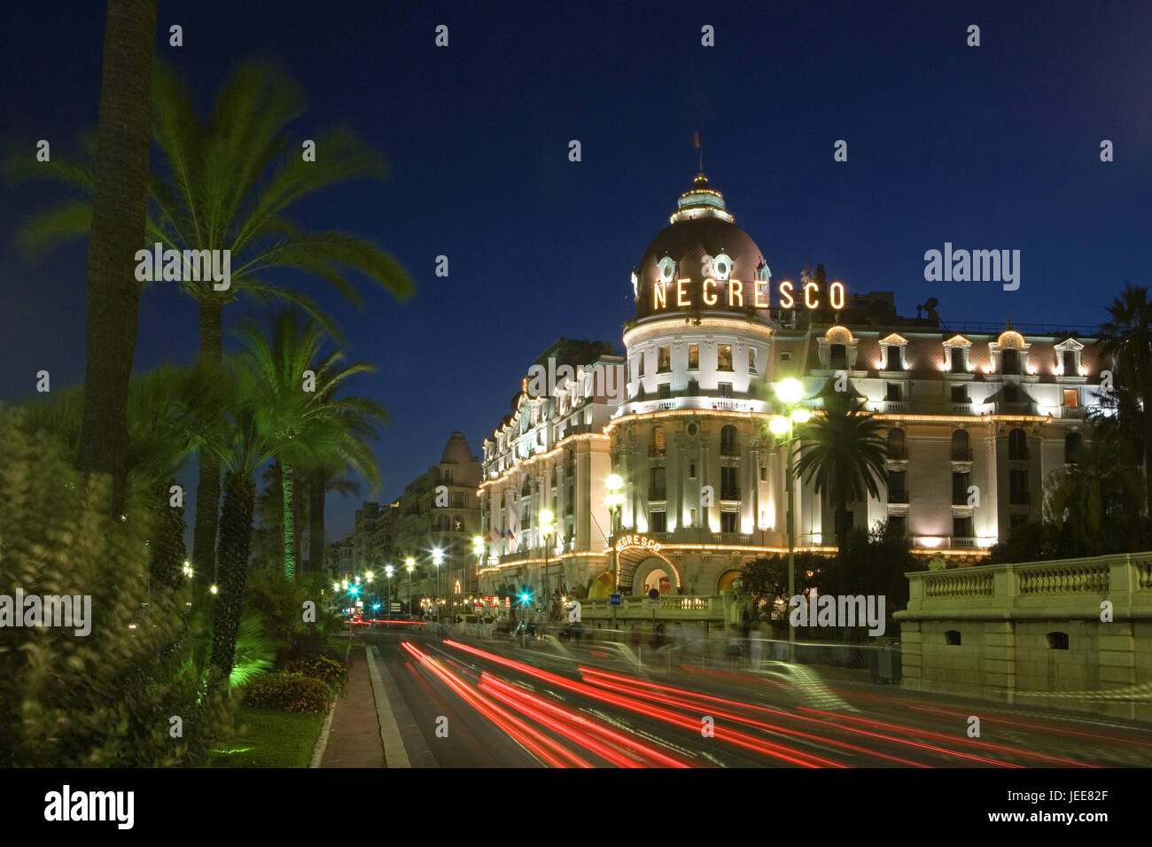 Frankreich, Provence, Cote d ' Azur, Nizza, Hotel "Negresco", Beleuchtung, Straßenszene, Abend, Südfrankreich, Mittelmeerküste, Stadt, schön, 5-Sterne-Hotel, fünf-Sterne-Hotel, Hotel, Gebäude, Gebäude, Struktur, Architektur, Ort von Interesse, Hotellerie, Reiseziel, Tourismus, Hotelaufenthalt, Straße, Verkehr, leichte Spuren, Stockfoto