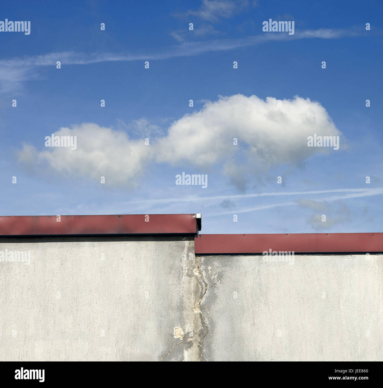 Wand von einem Haus, Himmel, Wolken, Risse, grau, Konzeption, Wand, schmutzig, Gebäude, Haus, blau, rissig, Architektur, Sonnenschein, Stockfoto