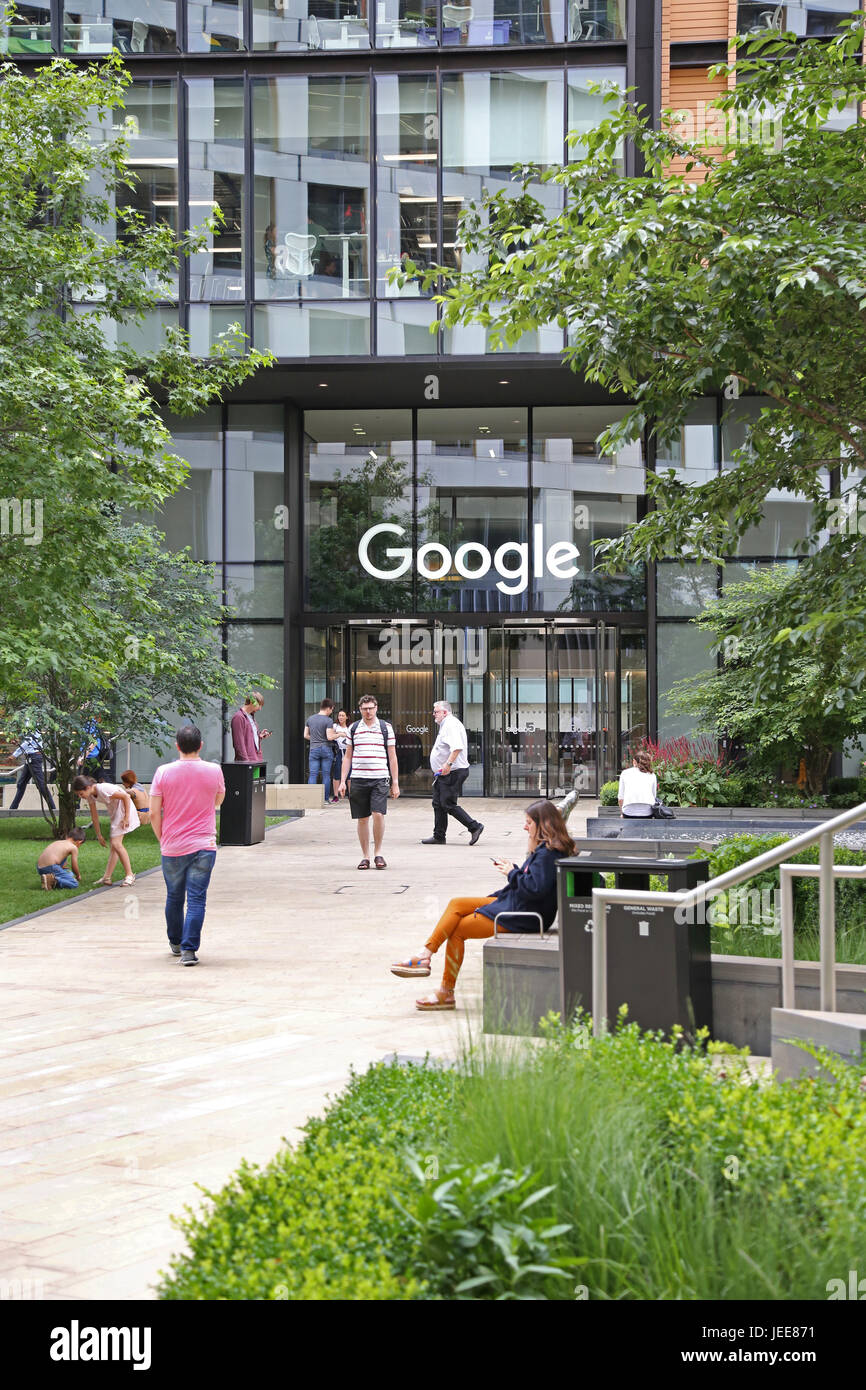 Der Eingang zum Googles neue UK Hochhaus in St Pancras Square, London. Zeigt Google Schild über der Tür. Stockfoto