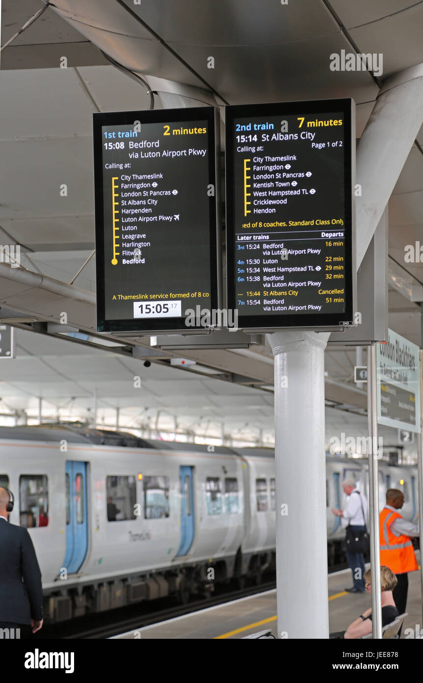 Neuen Thameslink Zug Informationsbildschirme installieren vor kurzem an der Blackfriars Station, central London. Teil des großen Ausbaus der Thameslink-Netzwerk. Stockfoto