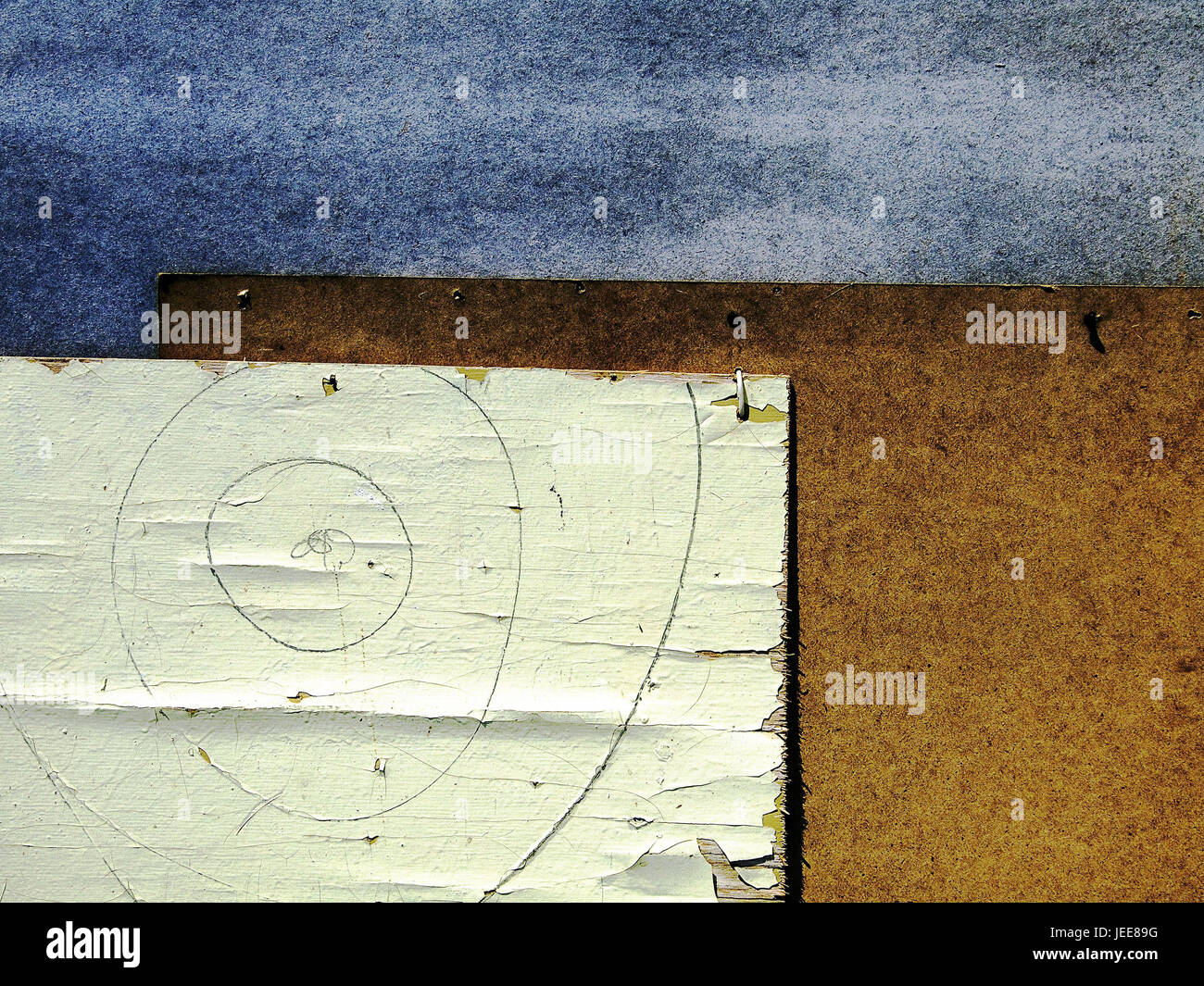 Holz-Platten, Farben, verwitterte, Detail, schwarze Bretter, Holzarbeiten, Pressspan, Wand, blau, braun, weiß, Farbe, abziehen, Ziel, Kreise, Konzeption, Textfreiraum, Stockfoto