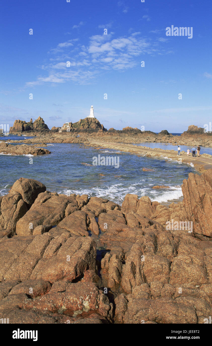 Großbritannien, den Kanalinseln, Insel Jersey, La Corbiere, Leuchtturm, Tourismus, Europa, Küste, Rock, felsigen, Gebäude, Architektur, Turm, Leuchtturm, Meer Charakter, Orientierung, Führung, Navigation, Navigationshilfe, Navigation, sonnig, draußen, Meer, Himmel, Wolken, Bucht, Ebbe, Person, Spaziergang, Ort von Interesse, Stockfoto