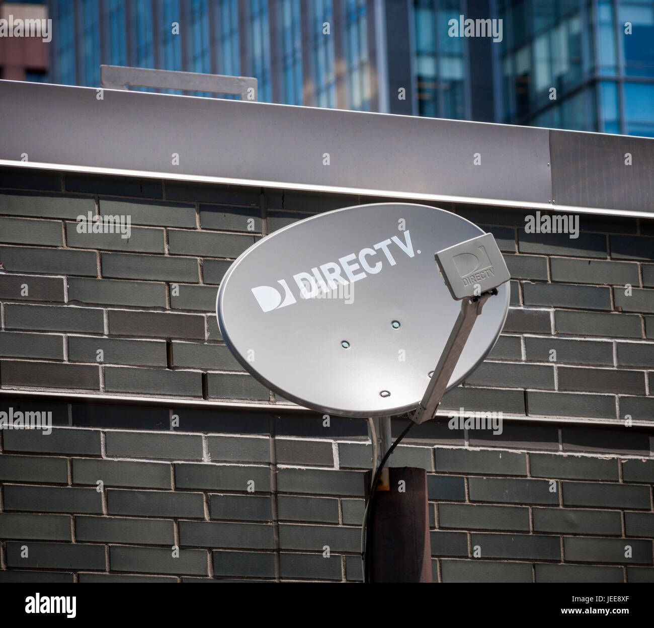 DirecTV Satellitenschüssel auf dem Dach eines Gebäudes in New York auf Mittwoch, 21. Juni 2017. (© Richard B. Levine) Stockfoto