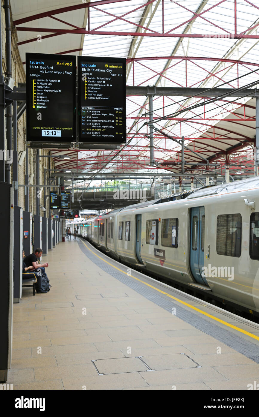 Gleis 4 in Farringdon Station, London, UK, zeigt alte Thameslink Serie 319 Zug und neue Zug Information Display Stockfoto