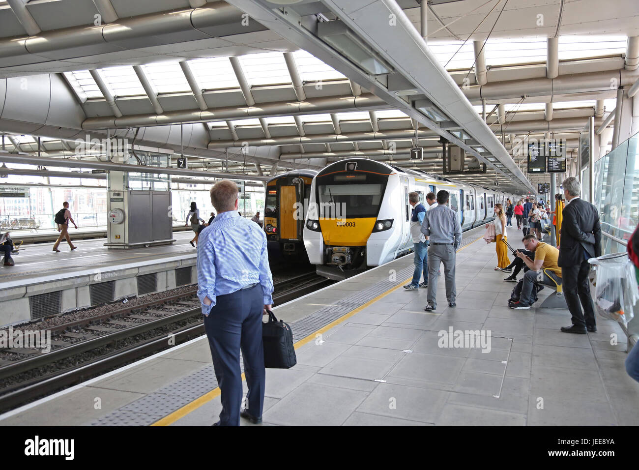 Passagiere warten auf eine neue Siemens Serie 700 Thameslink Bahnhof Blackfriars Station, London anreisen. Der neue Bahnhof überspannt den Fluss Themse. Stockfoto