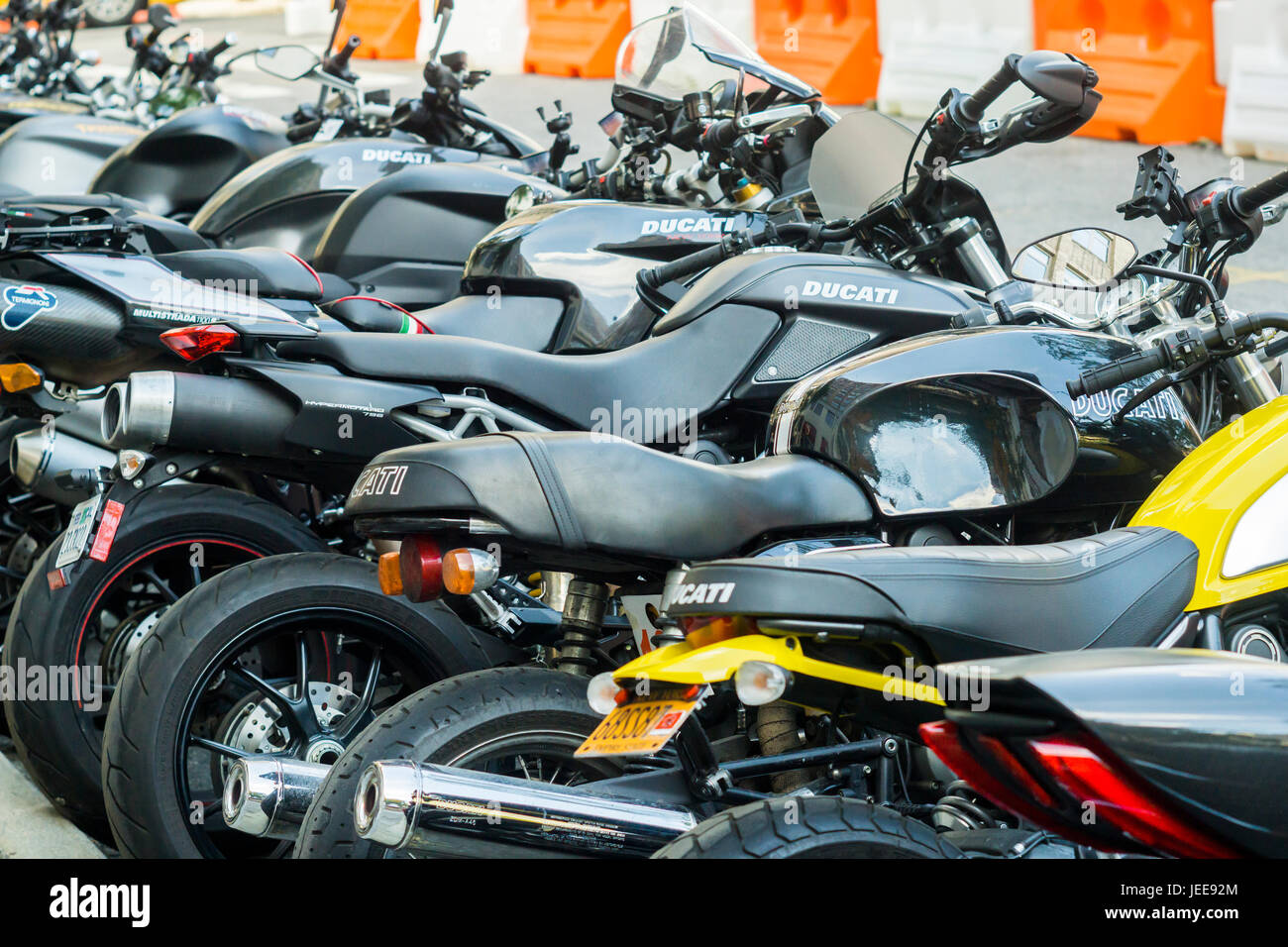 Ducati Motorräder und anderen Marken werden vor dem Ducati-Händler im Stadtteil Soho von New York auf Mittwoch, 21. Juni 2017 aufgereiht. Harley-Davidson wird berichtet, dass ein Gebot für Ducati Motorräder im Rahmen eines Angebots Wert $ 1,67 Milliarden vorbereitet werden. Volkswagen verkauft ihre Marke Ducati und Bajaj Auto, eine indische Motorradhersteller und mehrere Buyout-Unternehmen interessieren sich auch für die high-Performance-Bike-Unternehmen.  (© Richard B. Levine) Stockfoto