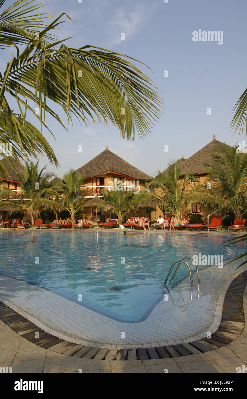 Pool, Badegäste, Sonnenliegen, Palmen, Lamantin Beach Hotel, Saly, Petite Cote, Senegal, Stockfoto