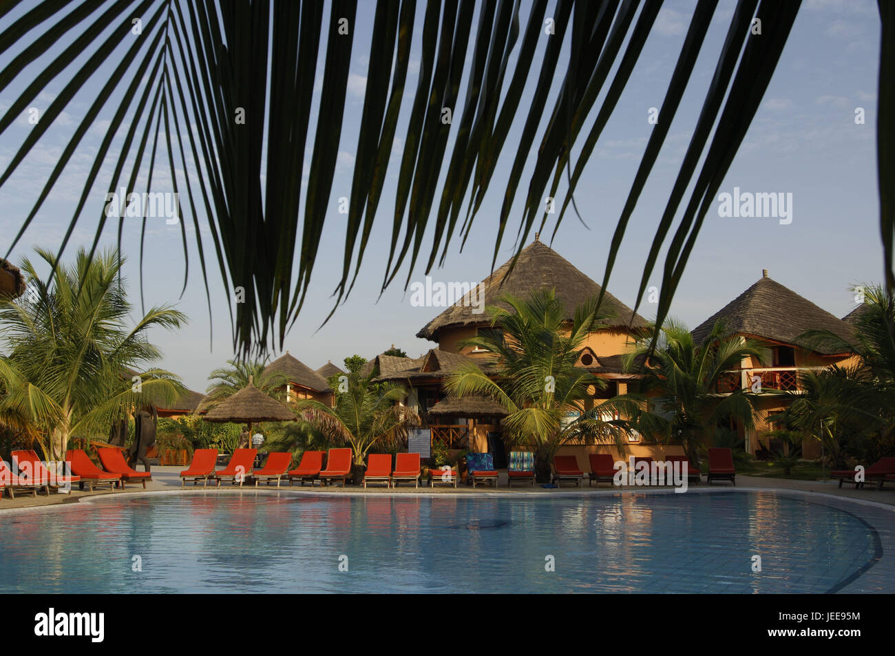 Abendlicht, Pool, Sonnenliegen, Palmen, Lamantin Beach Hotel, Saly, Petite Cote, Senegal, Stockfoto