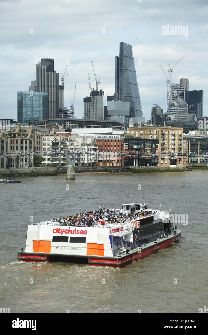 Ein großer touristischer Boot auf der Themse segelt in Richtung der City of London. Zeigt die Millennium Bridge und der Tower "Käsereibe" im Hintergrund Stockfoto