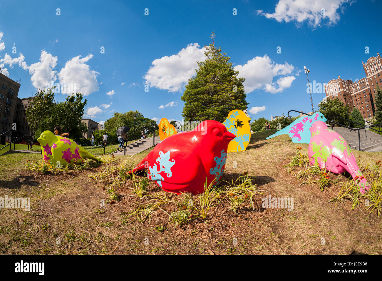 Joyce Kilmer Park in der Bronx in New York am Dienstag, 20. Juni 2017 besichtigen "Flying High für Gleichstellung" von den Künstlern Patricia Cazoria und Nancy Saleme. Die übergroßen bunten Spatzen, vertreten durch das Kunstwerk soll eine Metapher für die Suche nach Gleichheit, Kanalisierung der städtischen Spatz Fähigkeiten des Widerstands, Intelligenz und Schönheit in New York Gemeinschaften vertreten sein.  Die Skulptur wird finanziert durch die Kunst in den Parks: UNIQLO Park ausdrücken Grant.  (© Richard B. Levine) Stockfoto