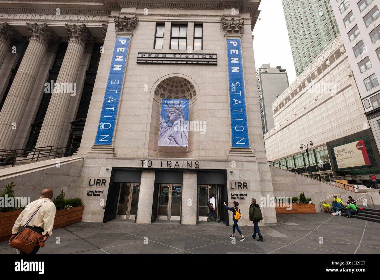 Schneidigen Pendler am Eingang in die neue Halle, darunter das James A. Farley Post Office Building in Pennsylvania Station in New York am Freitag, 16. Juni 2017.  Die Bahnhofshalle, Teil des Projekts Moynihan Station wird einige Staus lindern, die Plagen den leidgeprüften Pendler der Long Island Railroad. (© Richard B. Levine) Stockfoto