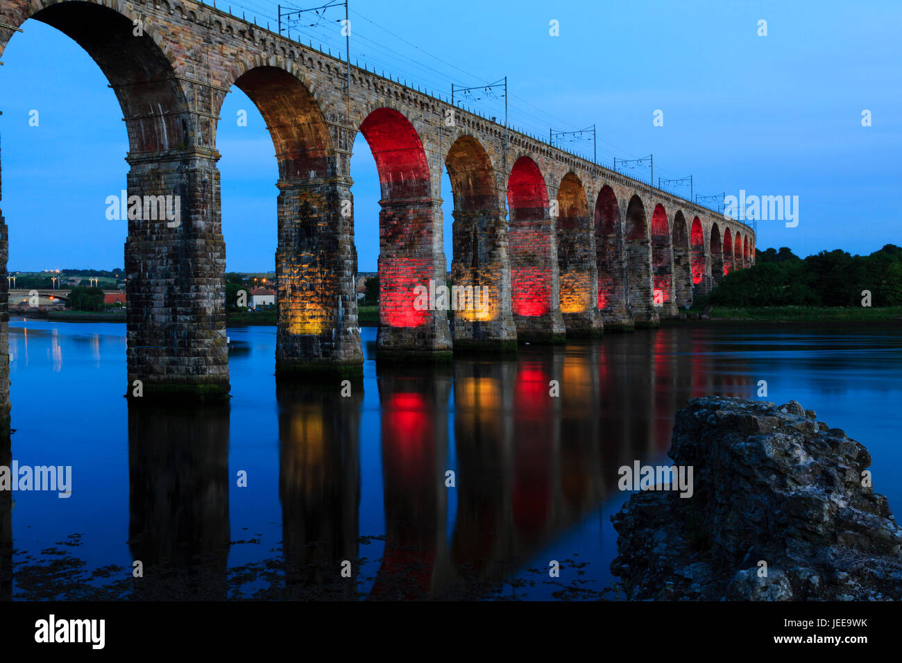 Die königliche Grenze Eisenbahnbrücke, Berwick nach Tweed, beleuchtet in der Nacht in rot und gelb. Northumberland, England. Stockfoto