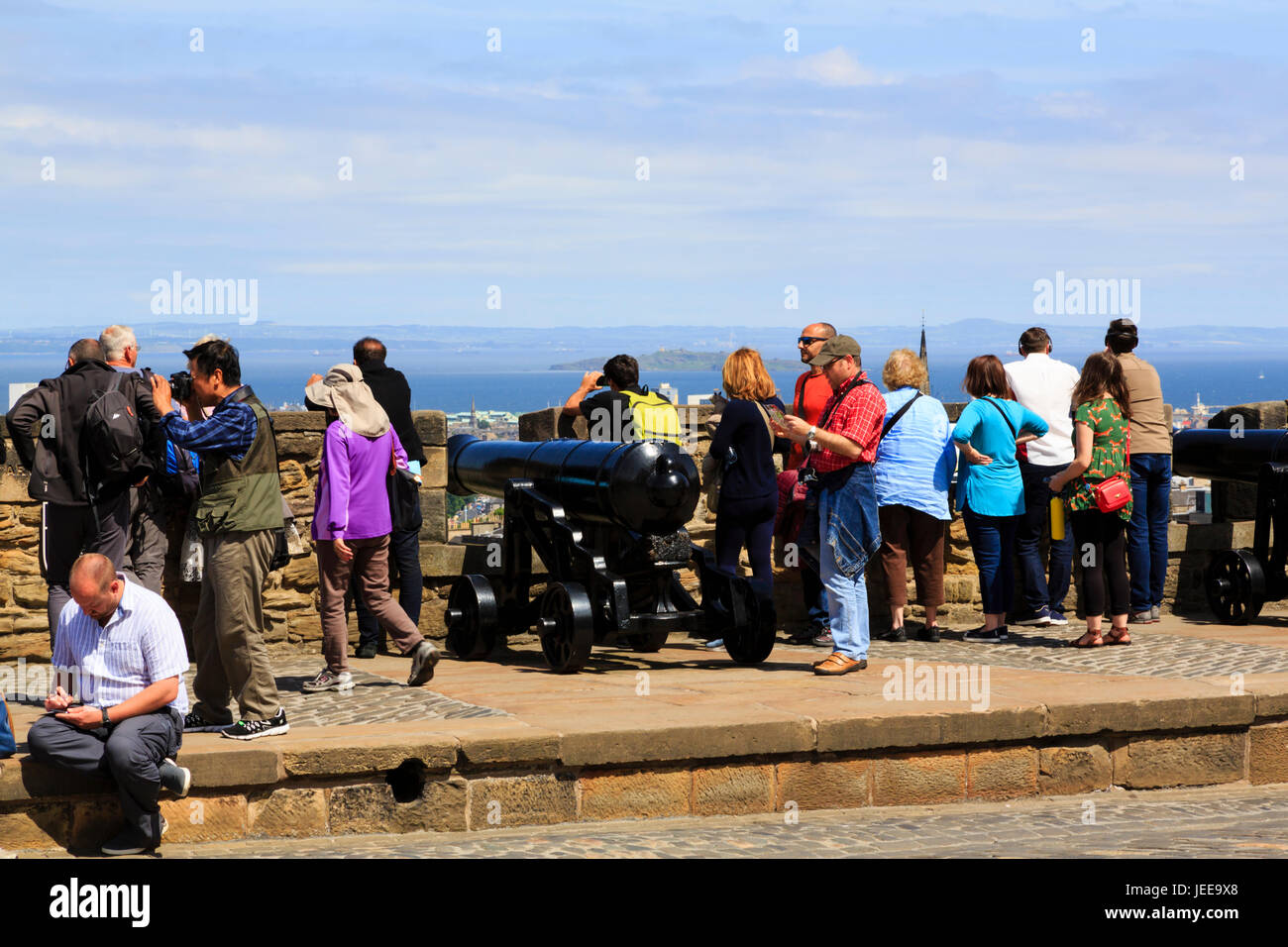 Touristen bewundern die Aussicht von den Zinnen des Edinburgh Castle, Schottland Stockfoto