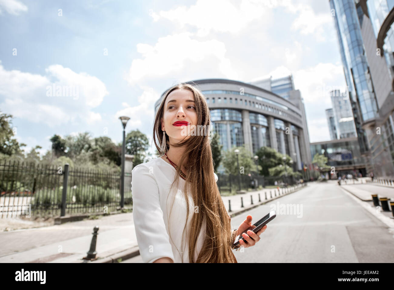 Frau in der Nähe des Parlamentsgebäudes in Brussel Stockfoto
