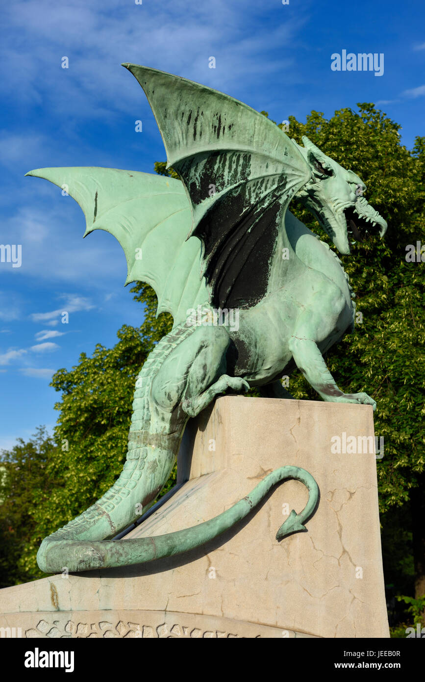 Rückseite des grünen Blatt Kupfer Drachenstatue mit Tail auf Dragon Bridge über Ljubljanica Flusses Symbol der Hauptstadt von Slowenien Ljubljana Stockfoto