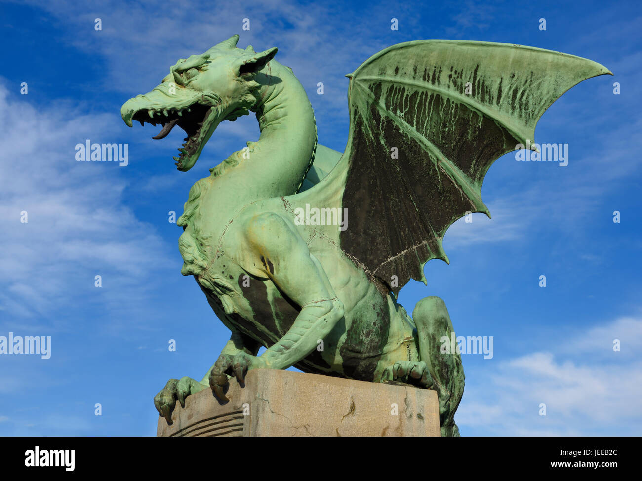 Brüllender geflügelten Drachen Skulptur Kupfer grünes Blatt Symbol der Hauptstadt Ljubljana von Slowenien auf der Dragon-Brücke über den Fluss Ljubljanica Stockfoto