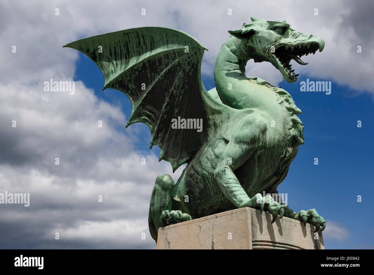 Brüllender geflügelten Drachen Skulptur Kupfer grünes Blatt Symbol der Hauptstadt Ljubljana von Slowenien auf der Dragon-Brücke über den Fluss Ljubljanica Stockfoto