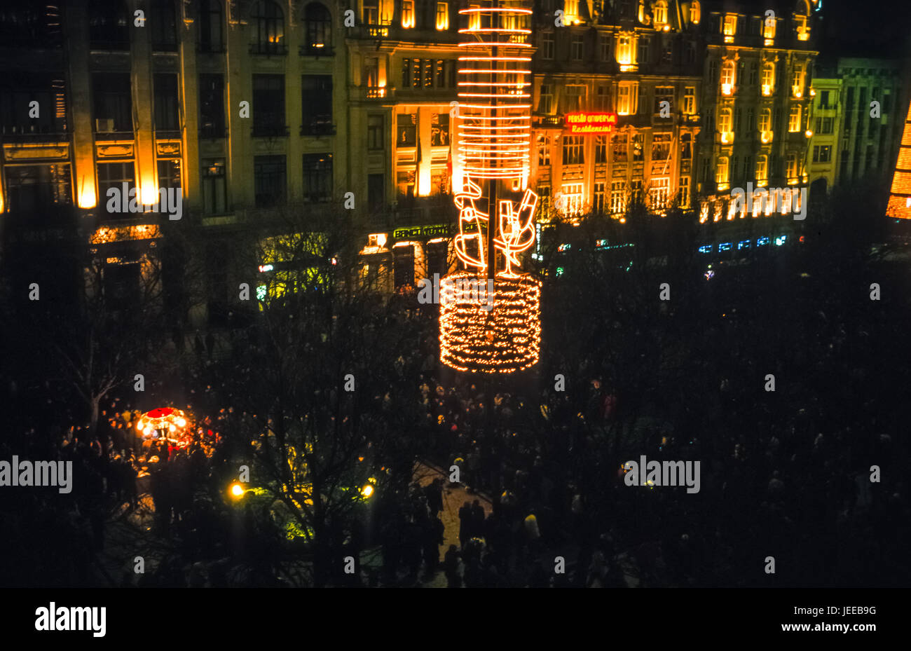 Silvester Silvester 2000 Feier auf dem Hauptplatz von Porto, Portugal, mit  Feuerwerk und Menschenmassen Stockfotografie - Alamy