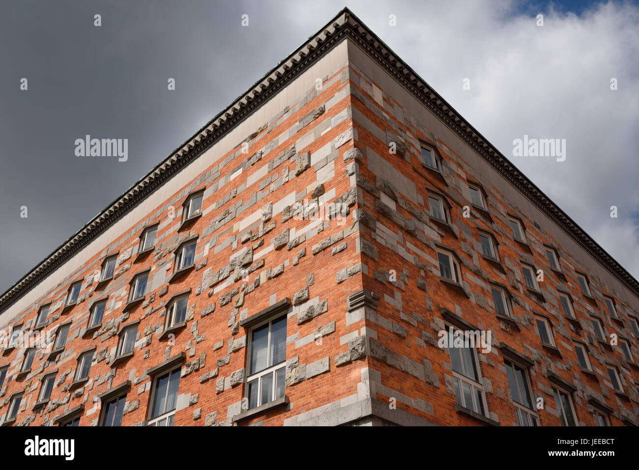 Ecke des National und Universität Bibliothek von Slowenien in Ljubljana, entworfen vom Architekten Joze Plecnik mit roten Ziegeln und Stein Einbettungen Stockfoto