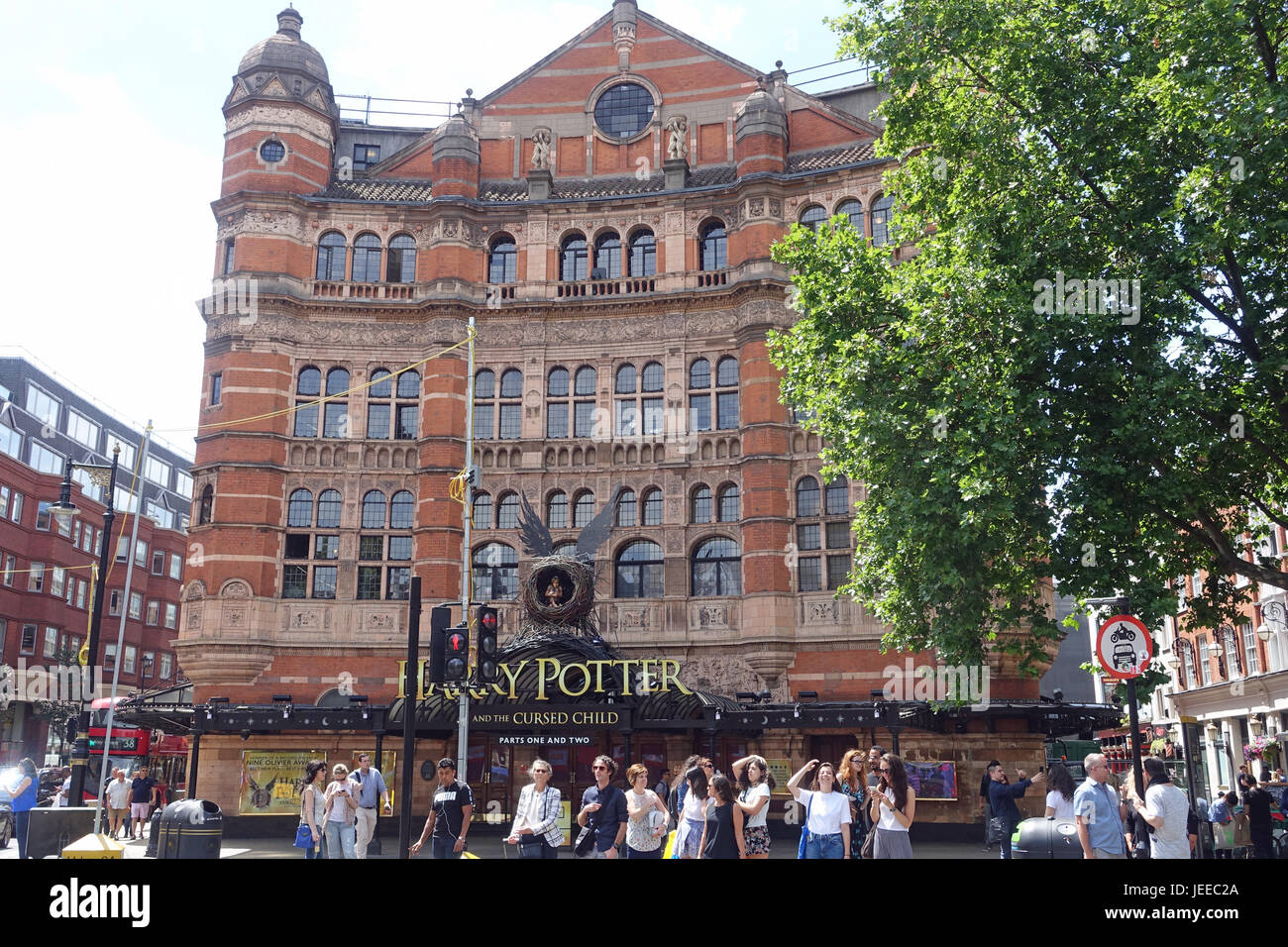 Vorderansicht des Palace Theatre an der Kreuzung der Shaftesbury Avenue und Charing Cross Road in London Stockfoto