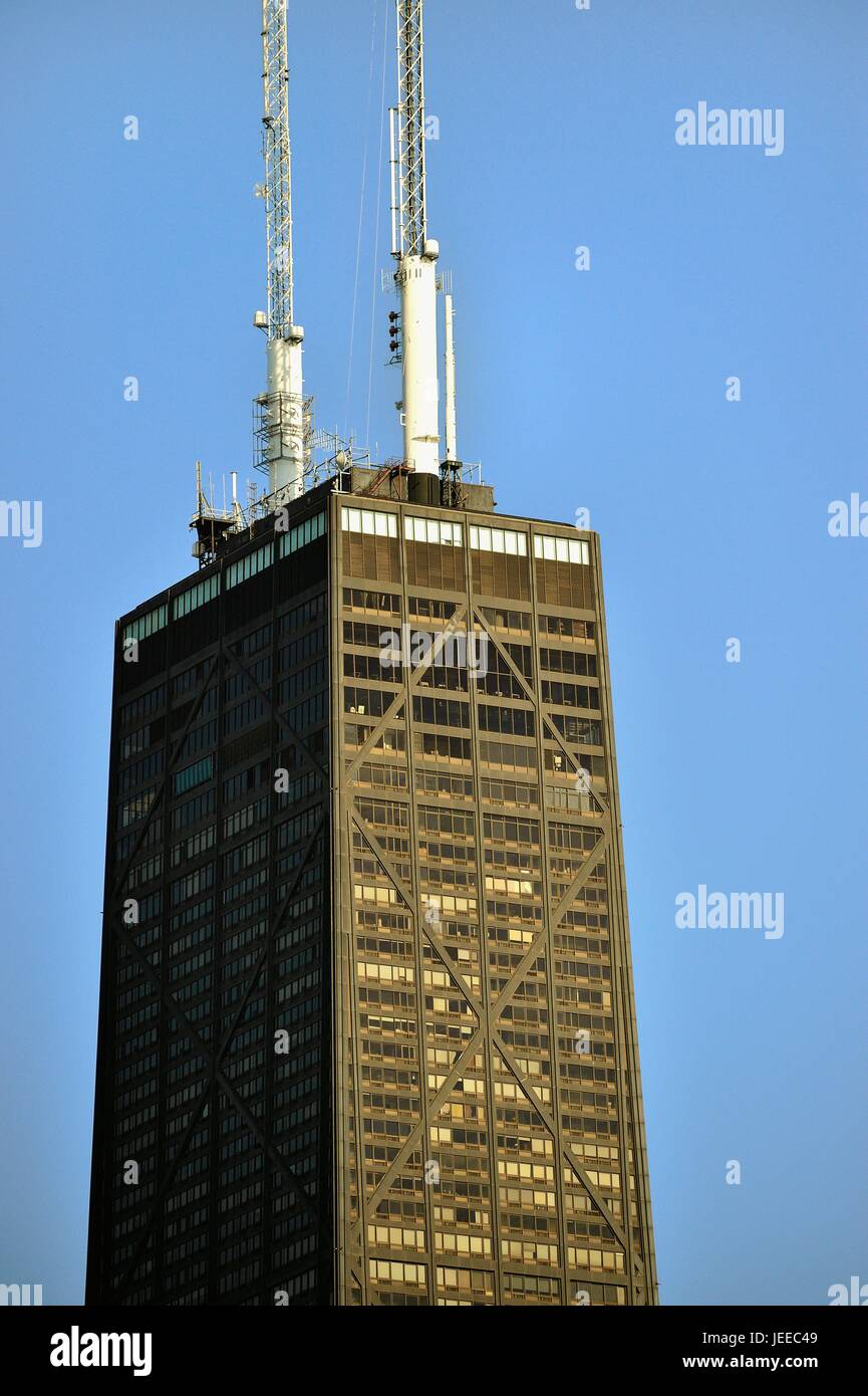 Den oberen Bereich der Chicago John Hancock Building in der Brillanz eines Frühling Morgen kurz nach Sonnenaufgang zu sonnen. Chicago, Illinois, USA. Stockfoto