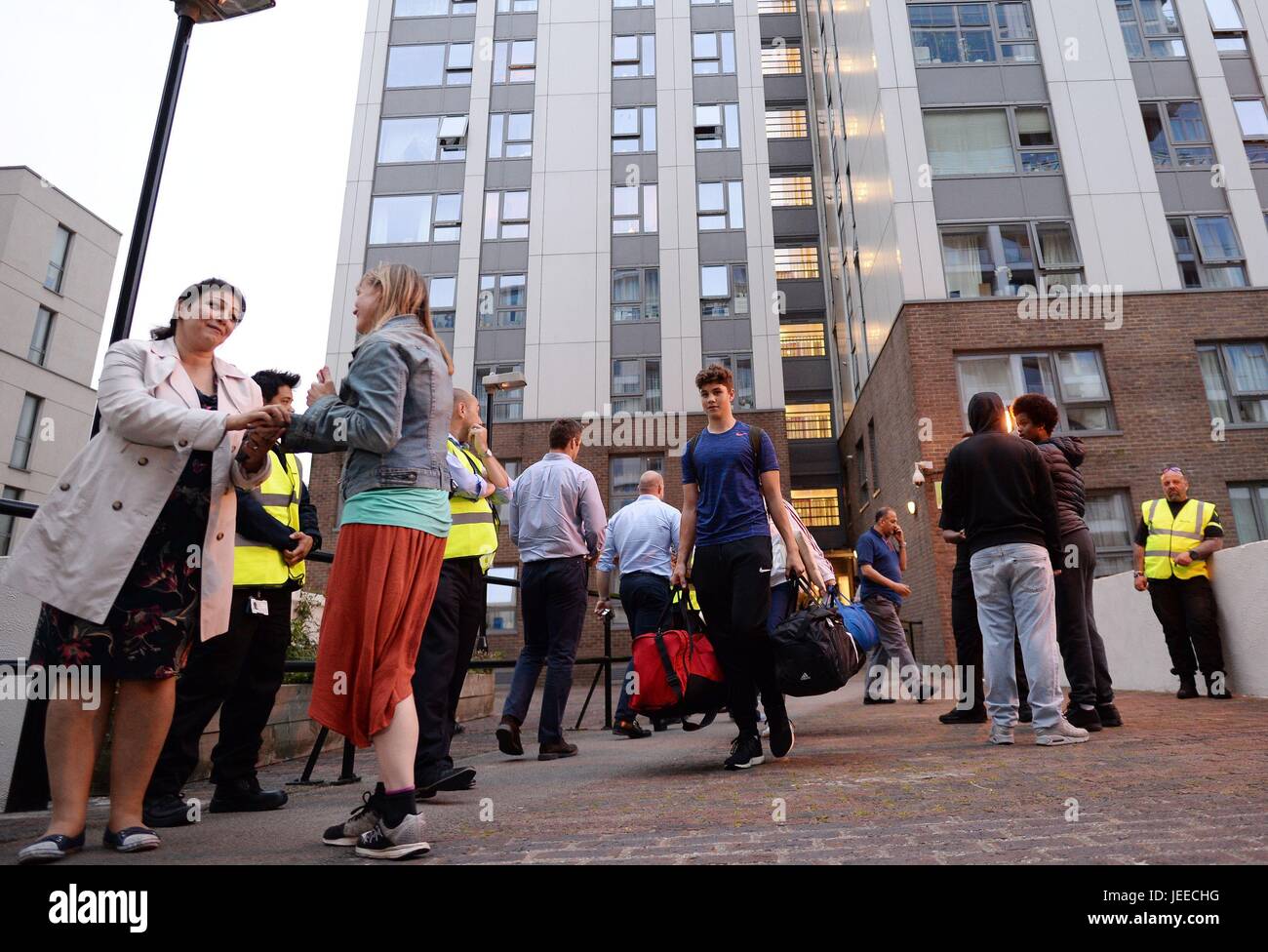 Bewohner verlassen den Taplow Tower Block auf dem Chalcots Estate in Camden, London, da das Gebäude nach dem Grenfell Tower Feuer evakuiert wird, um "dringende Brandschutzarbeiten" zu ermöglichen. Stockfoto
